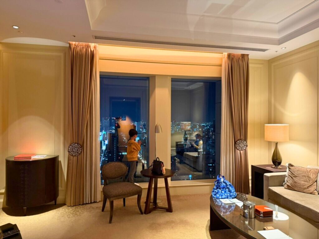 セントレジス大阪 百合スイートのリビングから見える夜景