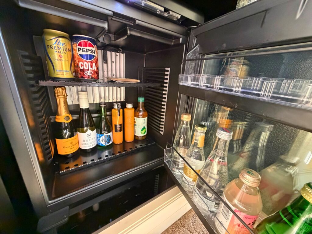 セントレジス大阪 百合スイートのミニバーと冷蔵庫の中身