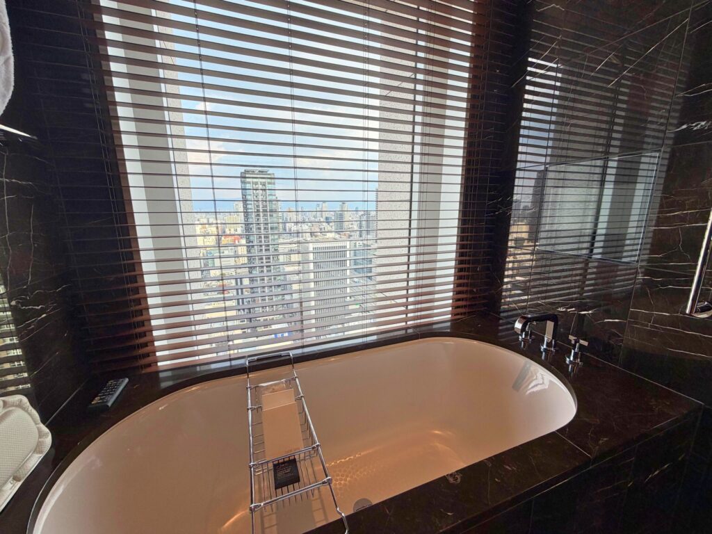 セントレジス大阪 百合スイートの眺望を楽しめるビューバス