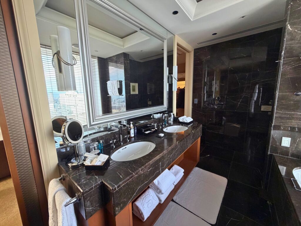 セントレジス大阪 百合スイートのダブルボウル洗面台