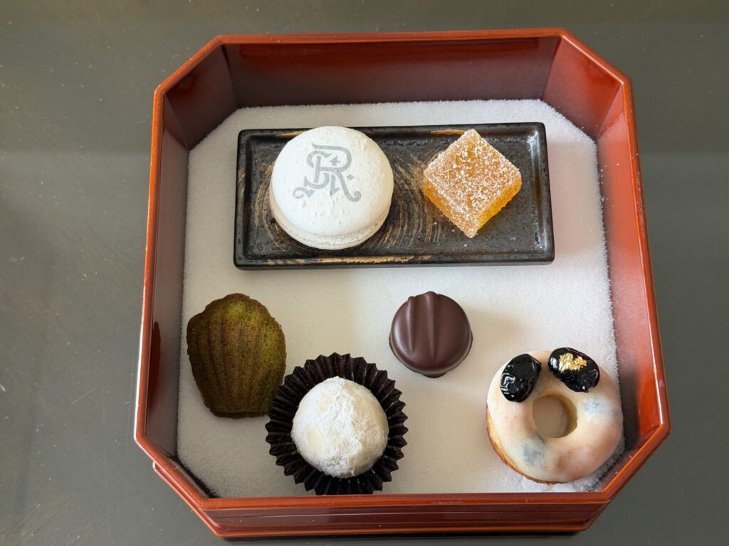 セントレジス大阪の百合スイートで用意されていたウェルカムスイーツ