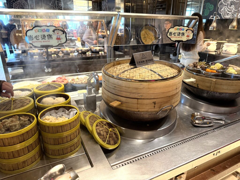 W蘇州ホテルの朝食ビュッフェの点心コーナー。湯気が上がる蒸籠(せいろ)に飲茶メニューが並ぶ本格中華コーナー