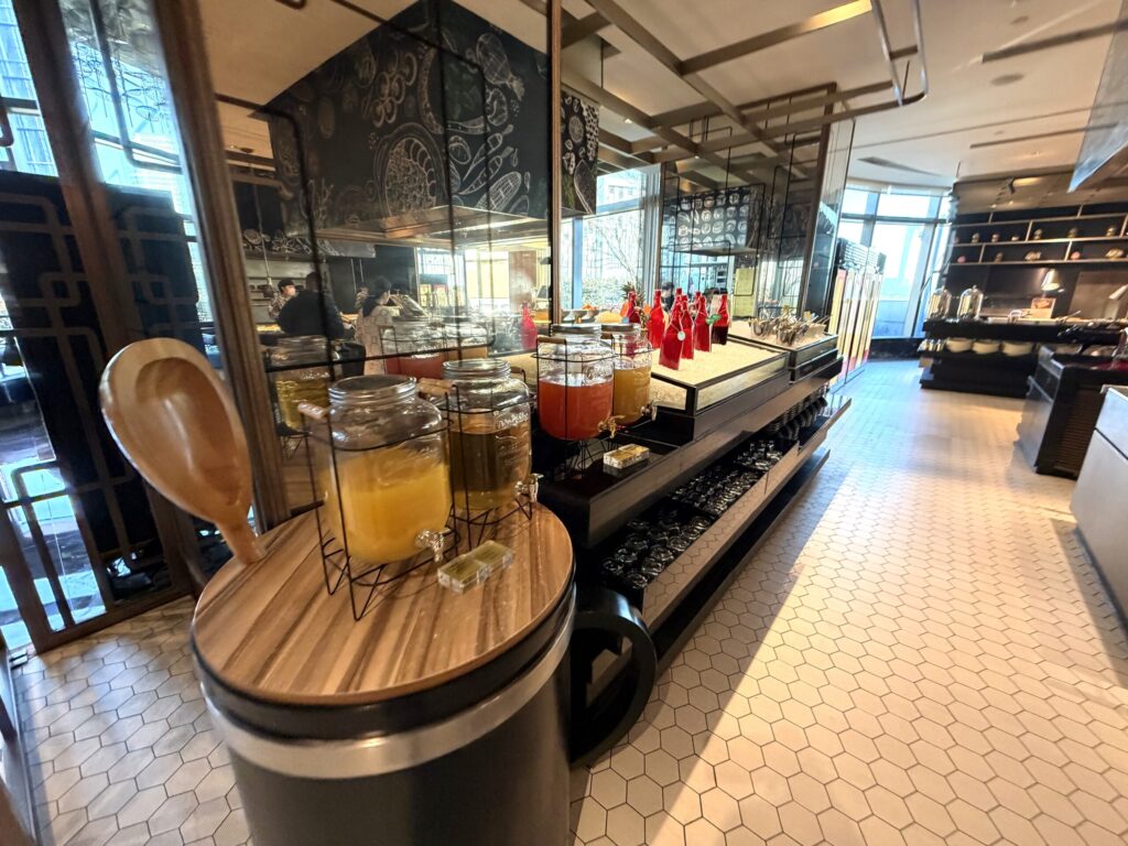 W蘇州ホテルの朝食ビュッフェのドリンクステーション。フレッシュジュース・レモネードなど多彩なドリンクが並ぶ明るいコーナー