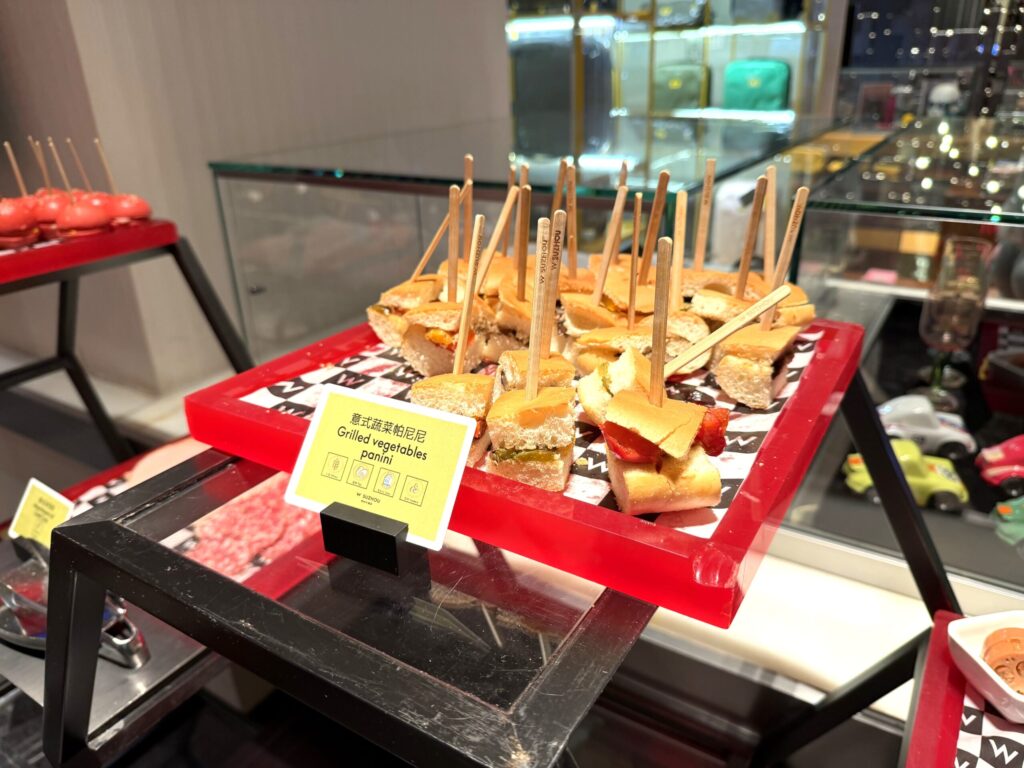 W蘇州ホテルのハッピーアワービュッフェ。グリルドベジタブルパニーニが一口サイズにカットされ竹串に刺されてトレイに並んでいる