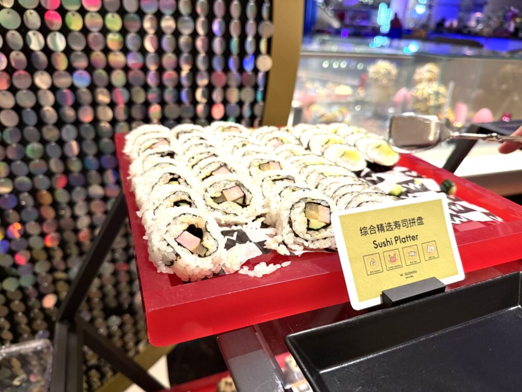 W蘇州ホテルのハッピーアワービュッフェ。サーモン・まぐろ・アボカドなど彩り豊かな巻き寿司の盛り合わせプラッターがトレイに並んでいる