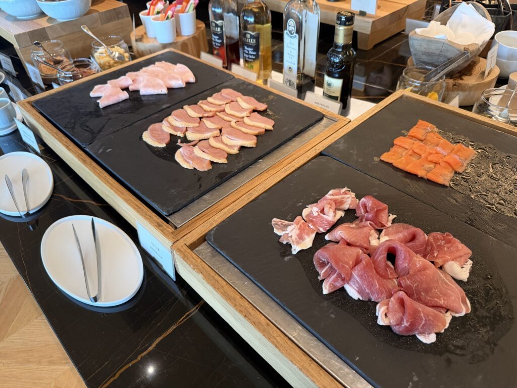 リッツ・カールトン福岡 クラブラウンジ朝食ビュッフェの生ハムとサーモン