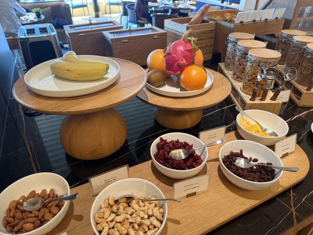 リッツ・カールトン福岡 クラブラウンジ朝食ビュッフェのフルーツ・ナッツ・グラノーラ