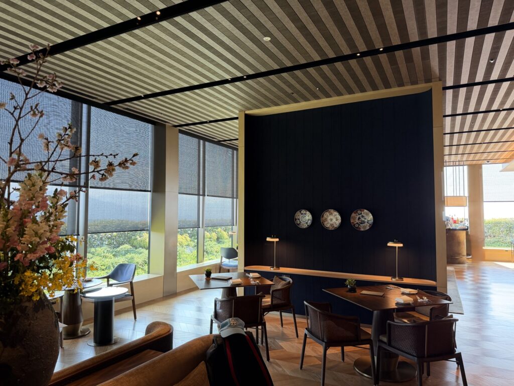 リッツ・カールトン福岡 クラブラウンジのダイニングエリアと和モダンな内装