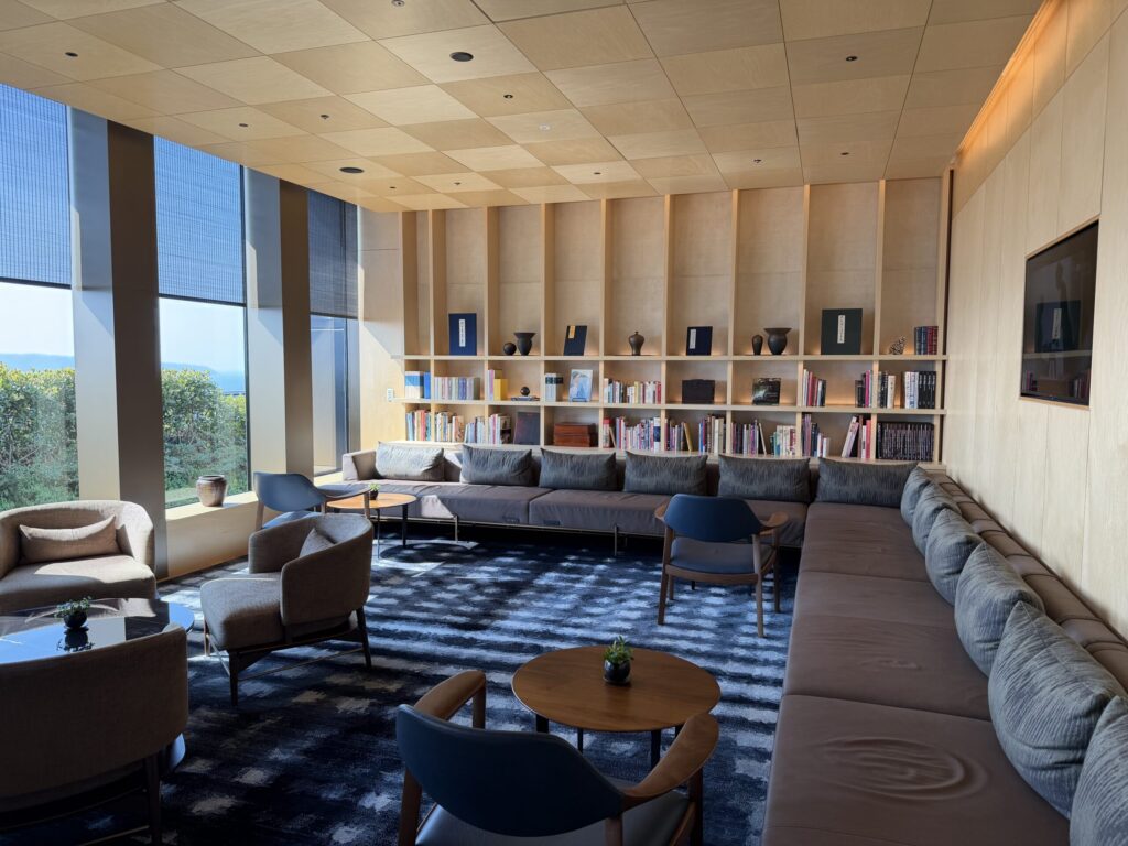 リッツ・カールトン福岡 クラブラウンジのソファ席と本棚