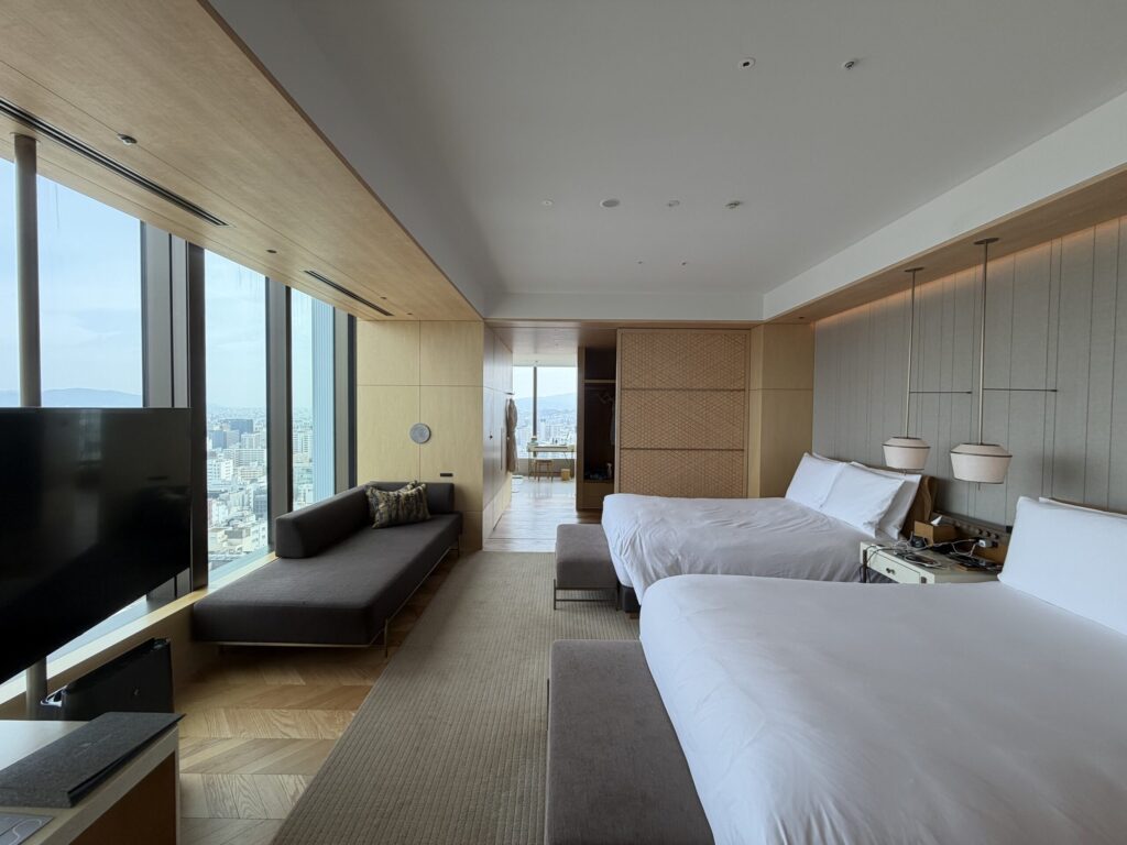 リッツ・カールトン福岡 デラックススイート2ダブル 客室全体と福岡市街の眺望