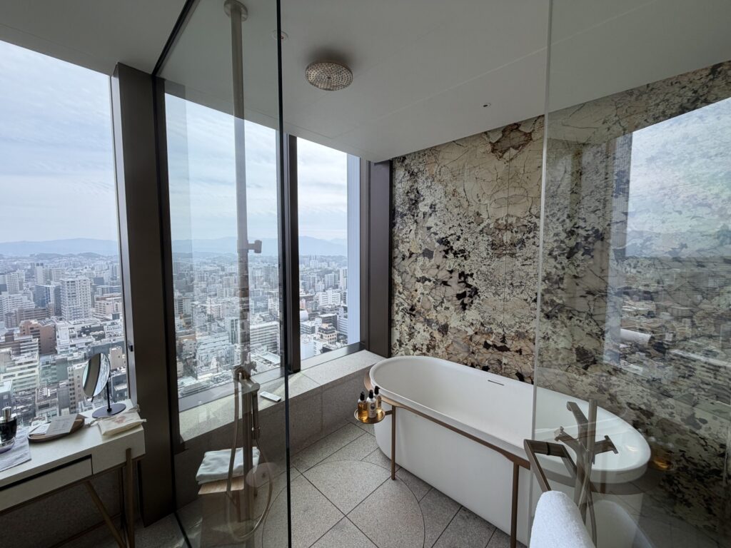 リッツ・カールトン福岡 スイートのバスルーム 大理石壁とビューバス