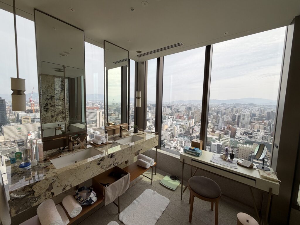 リッツ・カールトン福岡 スイートの洗面台とパノラマシティビュー