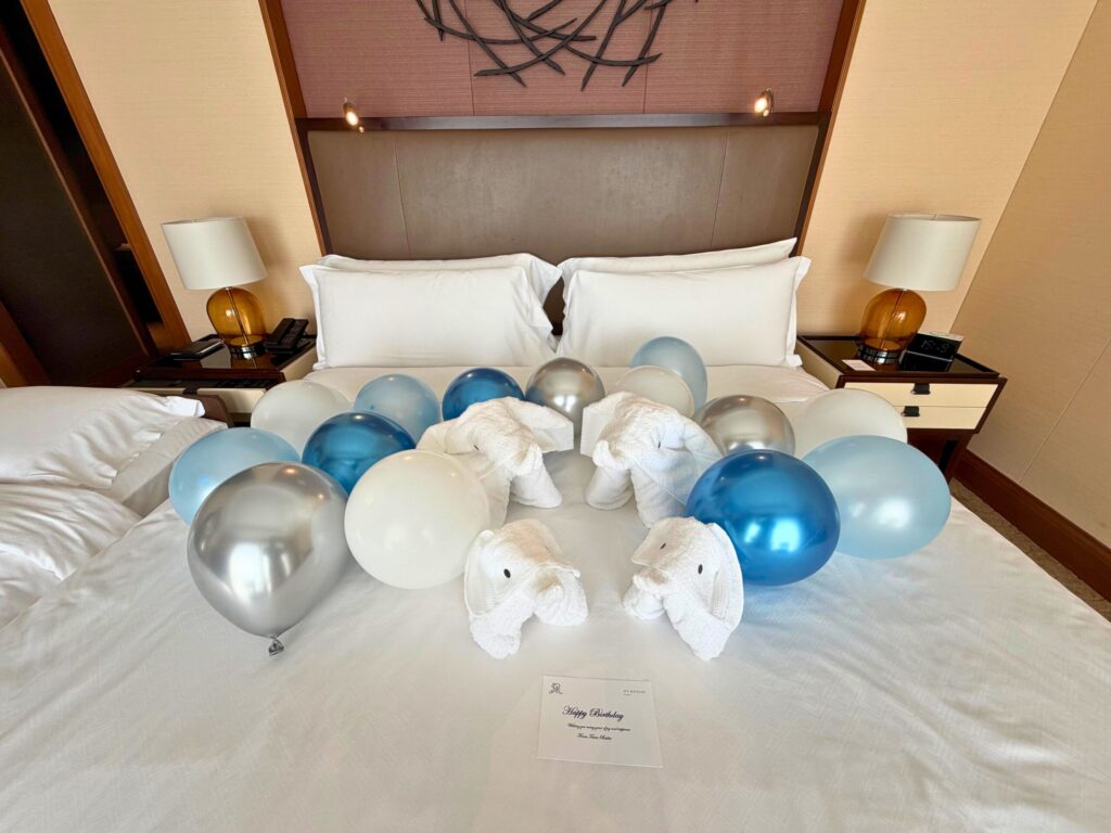 セントレジス大阪 誕生日タオルアートとHappy Birthdayカード