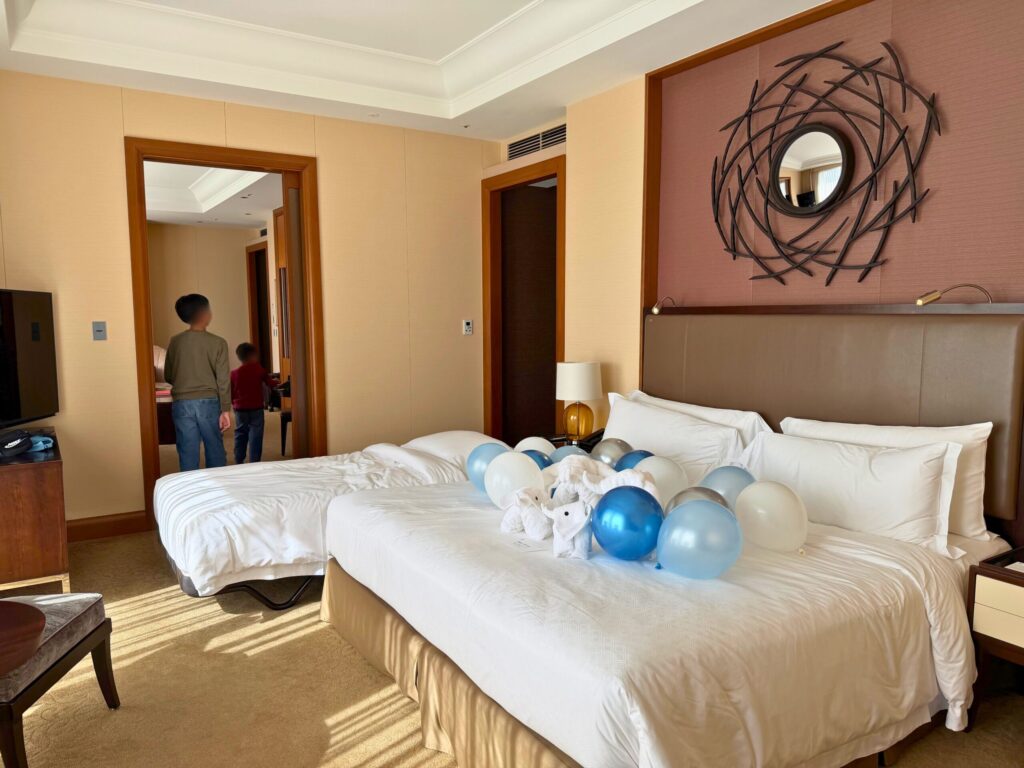 セントレジス大阪 バースデーサプライズ演出(ベッド一面のバルーン)