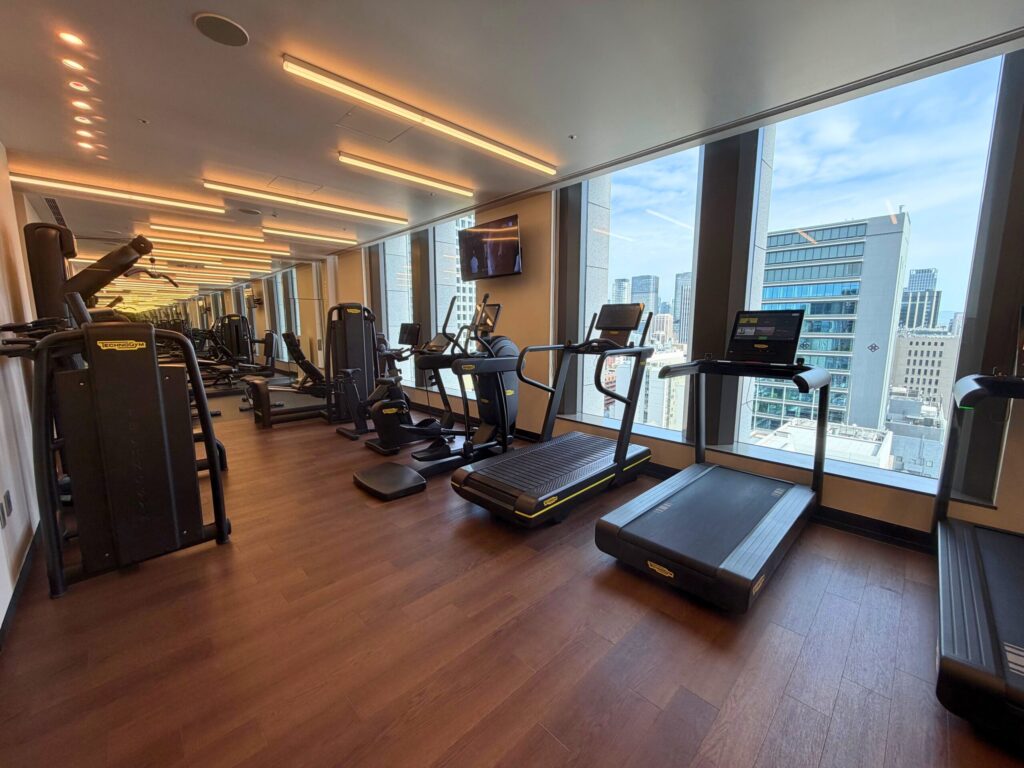 セントレジス大阪 12階フィットネスジム(TechnoGym製マシン)