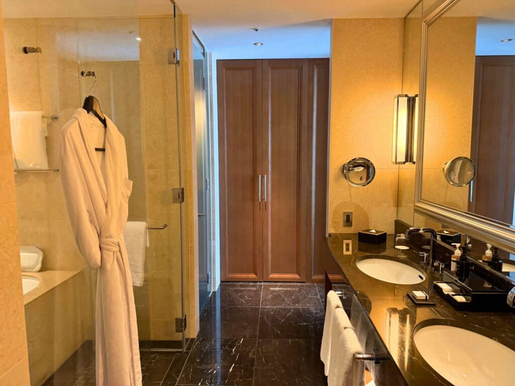 セントレジス大阪 グランドデラックス バスローブとシャワーブース