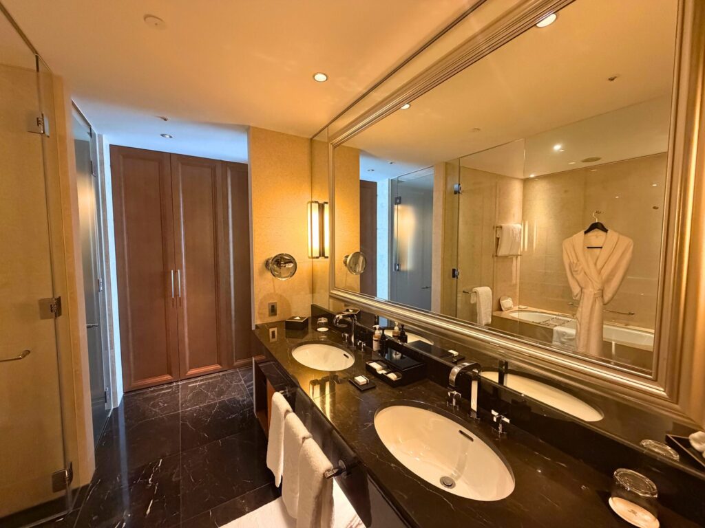 セントレジス大阪 グランドデラックス バスルームのダブルボウル洗面