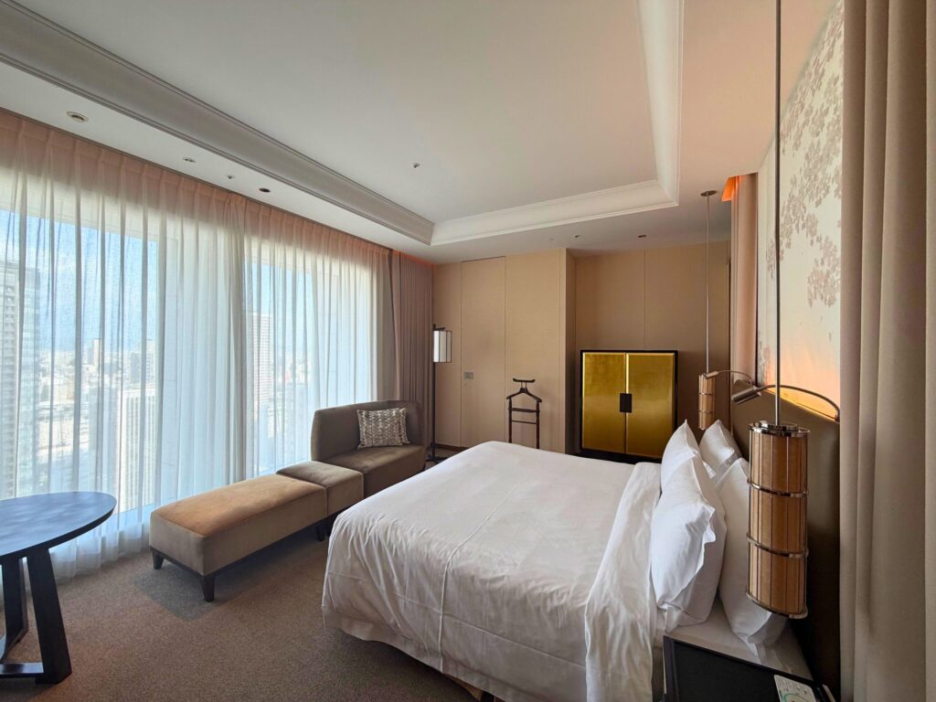 セントレジス大阪 グランドデラックスルーム ベッドとカウチソファ