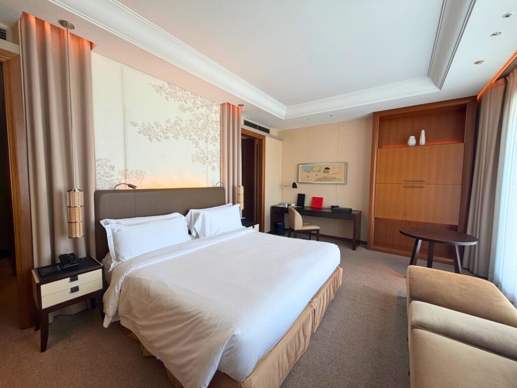 セントレジス大阪 グランドデラックス 壁面の桜絵が印象的なベッドルーム