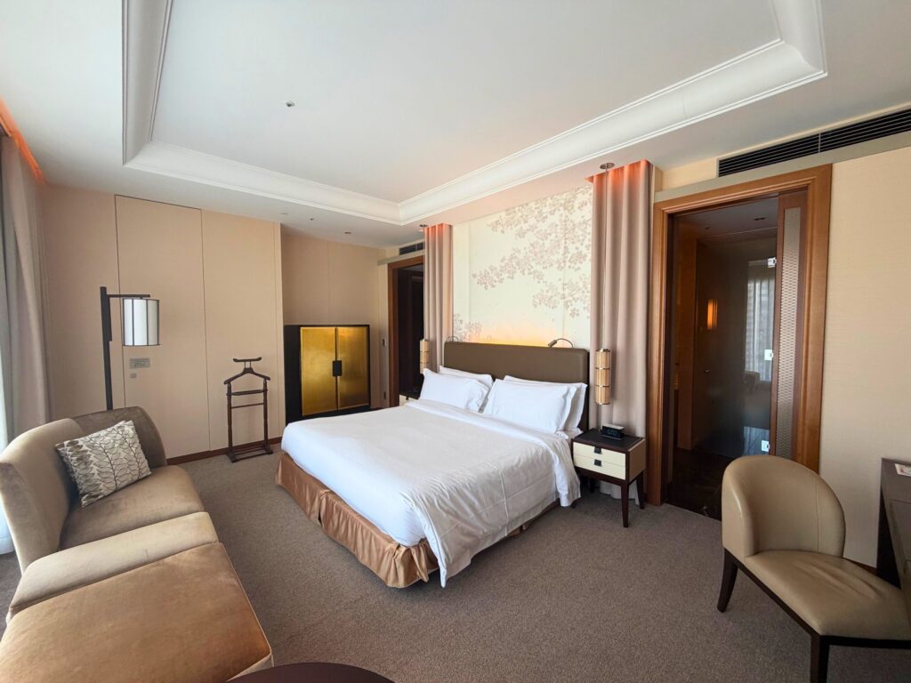 セントレジス大阪 グランドデラックス 金色キャビネットのある室内