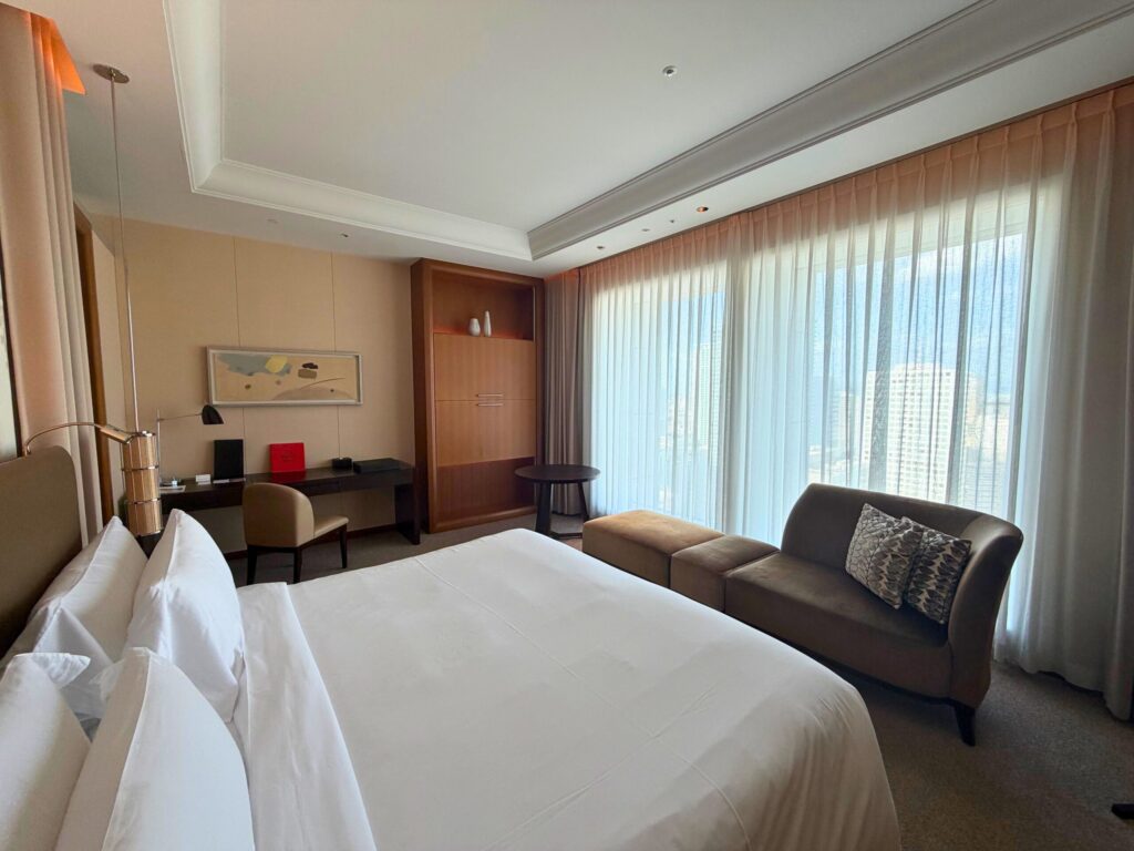 セントレジス大阪 グランドデラックスルーム キングベッドとデスク