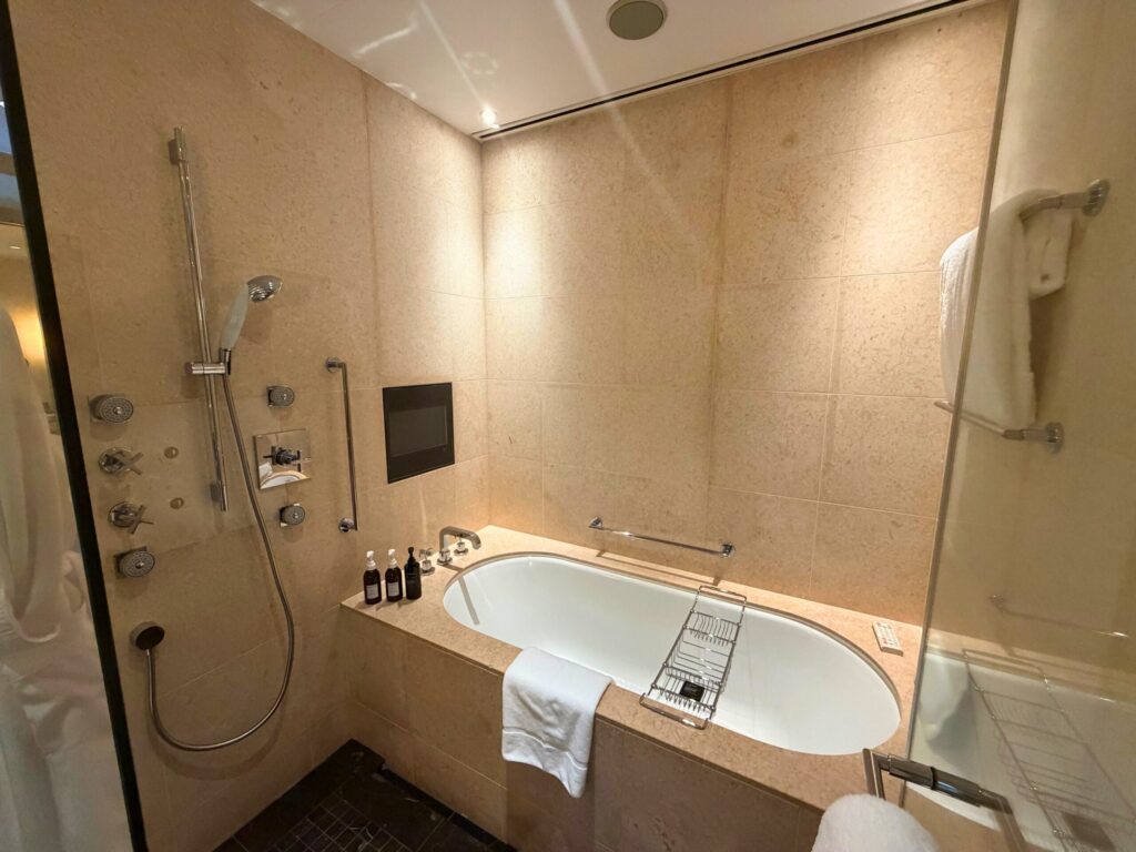 セントレジス大阪 グランドデラックス バスルーム(バスタブ・シャワー一体型)