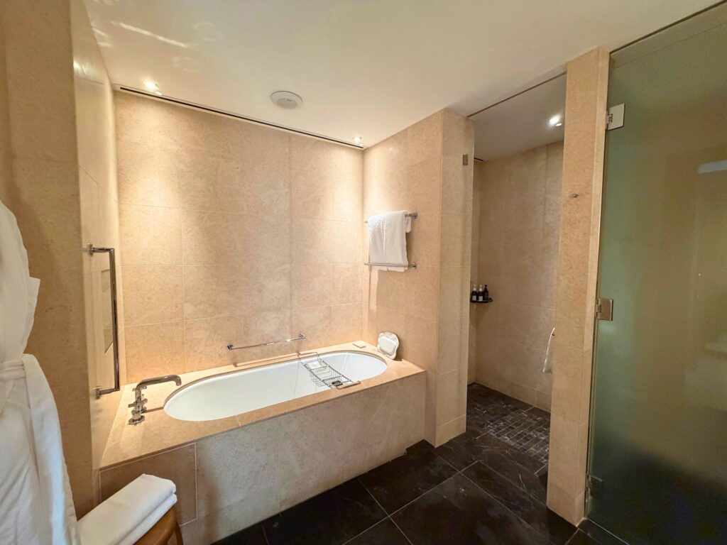 セントレジス大阪 萩スイート バスタブとシャワーブース