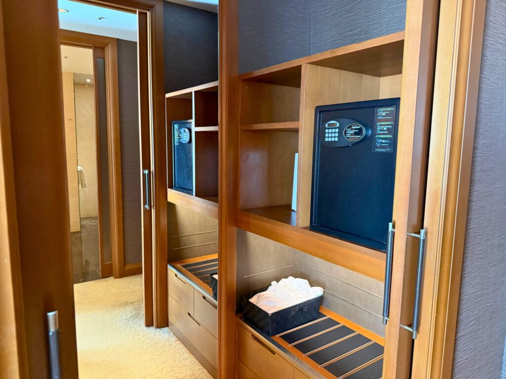 セントレジス大阪 萩スイート クローゼットとセーフティボックス