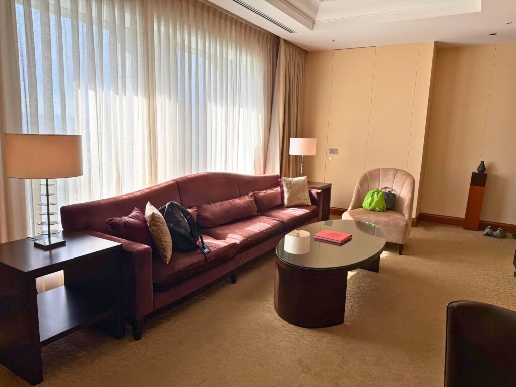 セントレジス大阪 萩スイート バーガンディのソファとローテーブル
