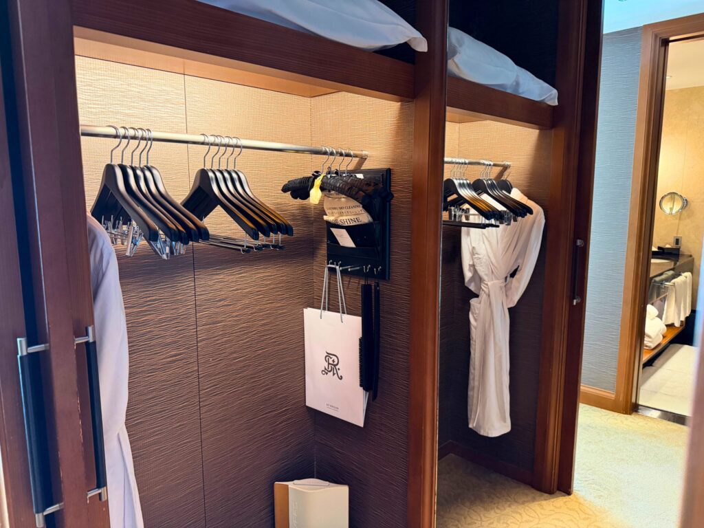 セントレジス大阪 萩スイート ウォークインクローゼットとバスローブ
